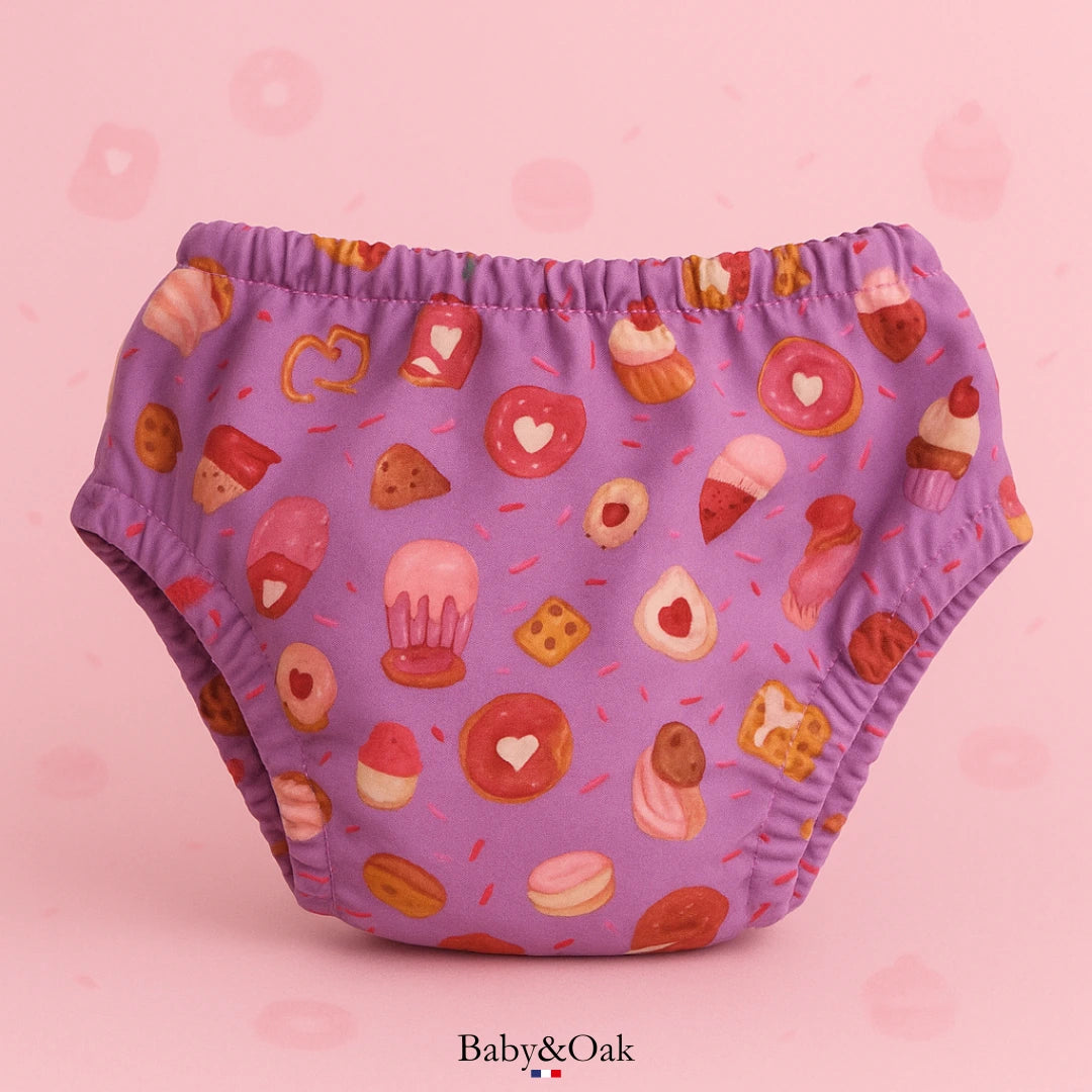 Culotte d'apprentissage réutilisable pour bébé avec motifs pâtisseries sur fond violet, signée Baby&Oak